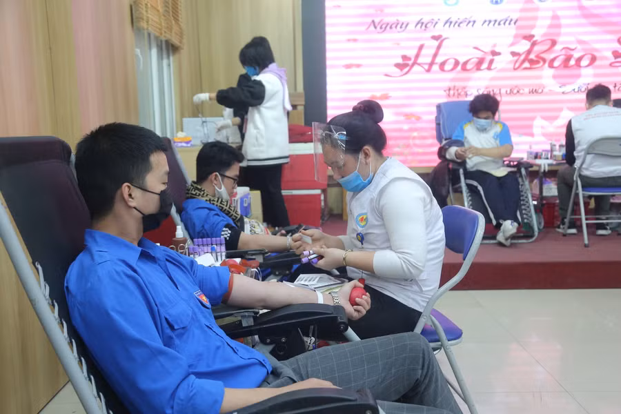 Đông đảo cán bộ, giảng viên, sinh viên tham gia hiến máu nhân đạo