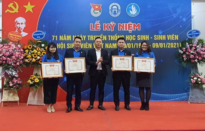 Ông Ngô Văn Thiện - Phó Chủ tịch Hội sinh viên TP Hà Nội trao Bằng khen khen cho các tập thể, cá nhân có thành tích xuất sắc trong công tác Đoàn, công tác Hội và phong trào thanh niên, sinh viên