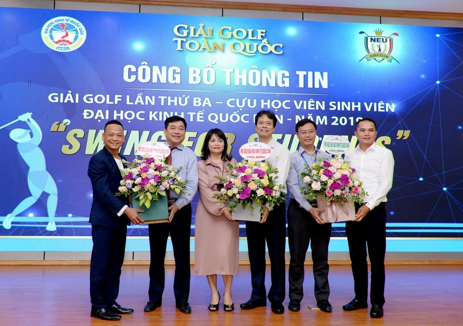 Chủ tịch Hội đồng, PGS .TS Trần Thọ Đạt (thứ hai từ trái sang); Hiệu trưởng, PGS.TS Phạm Hồng Chương (thứ ba từ phải sang); nhận lẵng hoa chúc mừng từ Câu lạc bộ Golf cựu sinh viên.