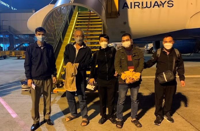 Cơ quan chức năng bắt giữ, di lý 2 đối tượng trốn truy nã hơn 20 năm.