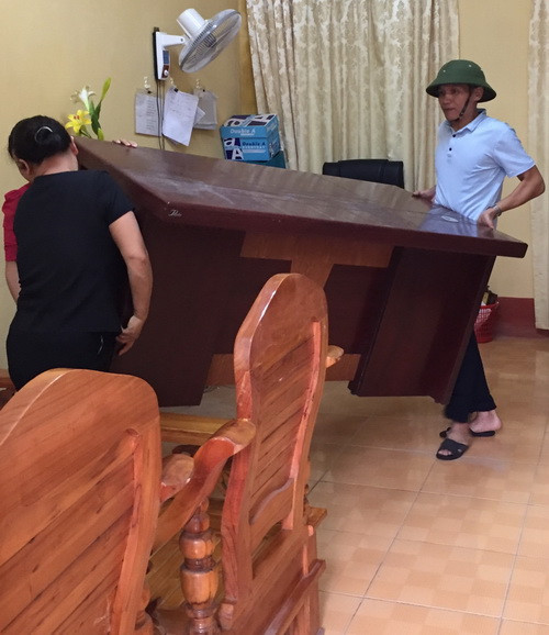 Kê lại bàn ghế cho ngăn nắp Kê lại bàn ghế cho ngăn nắp