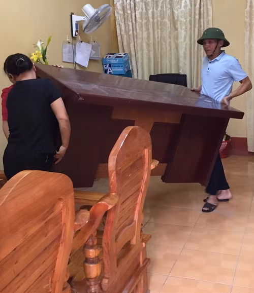 Kê lại bàn ghế cho ngăn nắp