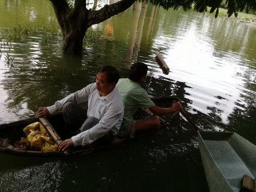 Bơi thuyền trong sân trường