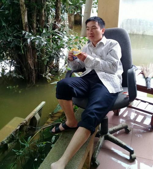 Giáo viên ăn bánh mỳ thay cơm trong giờ giải lao