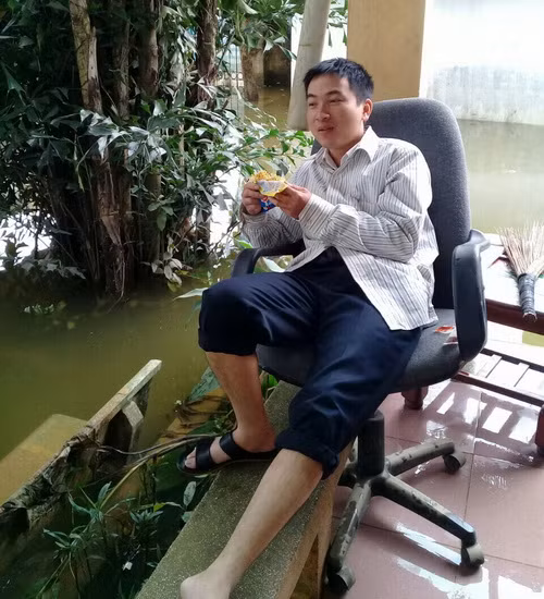 Giáo viên ăn bánh mỳ thay cơm trong giờ giải lao