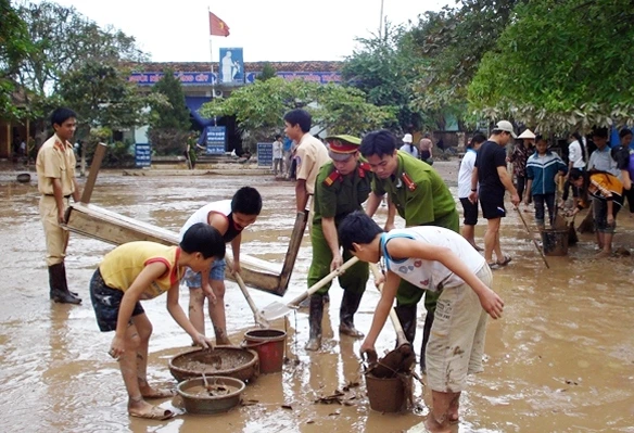 Ra quân tiêu độc, khử trùng sau mưa lũ-Ảnh minh họa