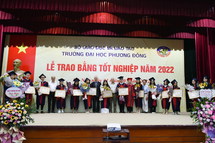 Những tân kỹ sư, cử nhân rạng rỡ trong lễ trao bằng tốt nghiệp.