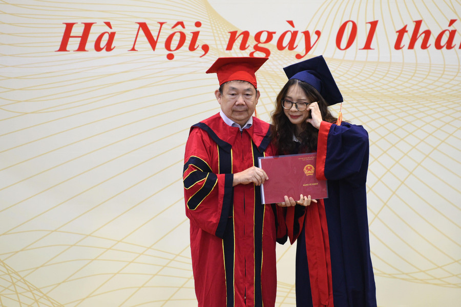 Trong buổi lễ trao bằng tốt nghiệp rất nhiều bạn sinh viên đã lưu lại những hình ảnh dễ thương cùng với thầy cô giáo khoa mình, nơi đã gắn liền với các bạn 4 năm học.