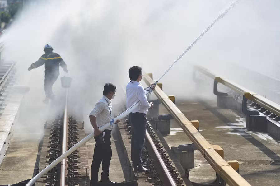 Cùng lúc, các lực lượng Cứu hộ cứu nạn đã đưa những người bị ngất ngoài hành lang khu vực ga đi cấp cứu.