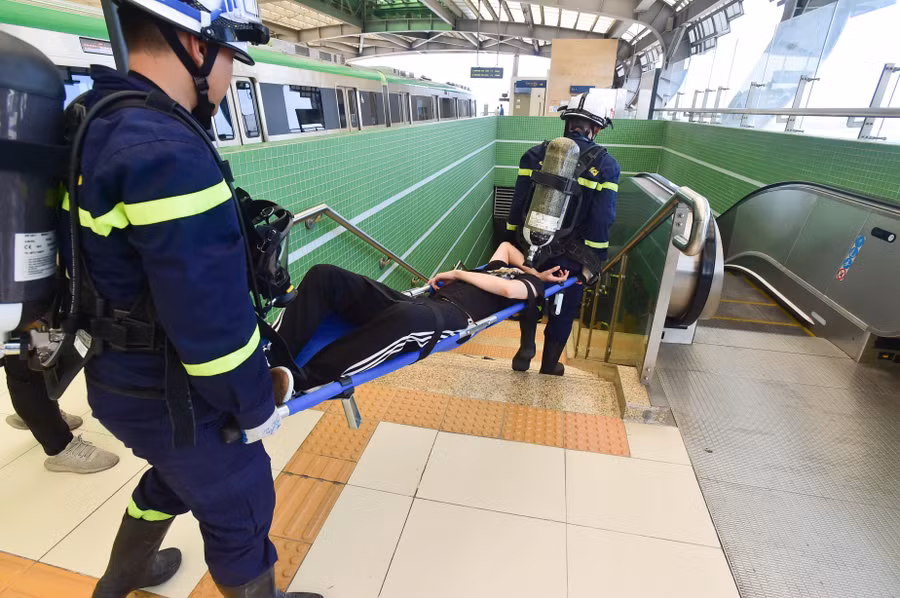 Các nạn nhân được đưa ra ngoài bằng cáng.