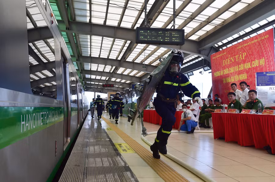 Sau khi nhận được tin báo cháy từ ga Yên Nghĩa, Công an Thành phố Hà Nội đã điều động xe cứu hóa, lực lượng Phòng cháy chữa cháy và cứu hộ, cứu nạn Công an quận Hà Đông và thực hiện chỉ huy tại chỗ đến khảo sát hiện trường, triển khai phương án Phòng cháy chữa cháy và Cứu hộ, cứu nạn.