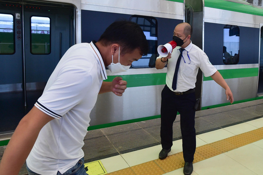 Tuy nhiên, vẫn còn nhiều người bị ngạt khói khí độc, bị ngất trong khoang tàu và ngoài cửa tàu. Tuy nhiên, vẫn còn nhiều người bị ngạt khói khí độc, bị ngất trong khoang tàu và ngoài cửa tàu.