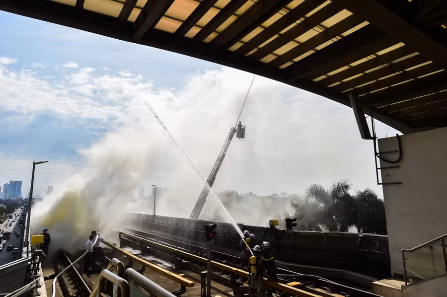 Các xe cứu hỏa đã nhanh chóng tiếp cận hiện trường. Chỉ huy tại chỗ là Công an quận Hà Đông đã triển khai 5 phương thức làm mát khu vực tàu, chống cháy lan và giảm bức xạ ngọn lửa đến các khu vực mà hành khách còn mắc kẹt trong khu vực tàu bằng việc sử dụng các vòi rồng phun nước.