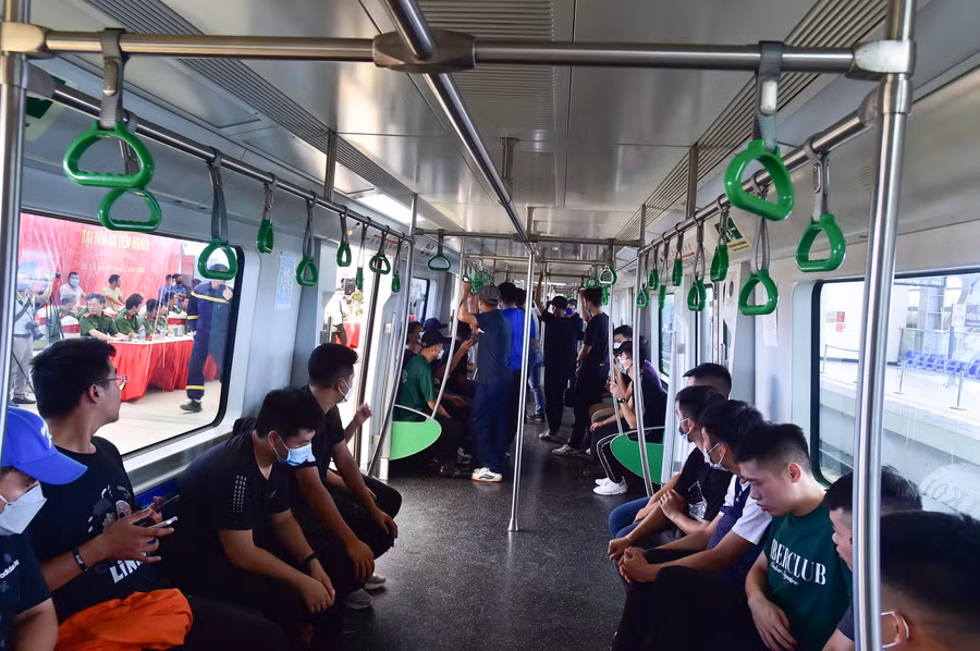 Tại thời điểm xảy ra cháy, khu vực đợi tàu có khoảng 30 hành khách, còn trên tàu có khoảng 50 người.