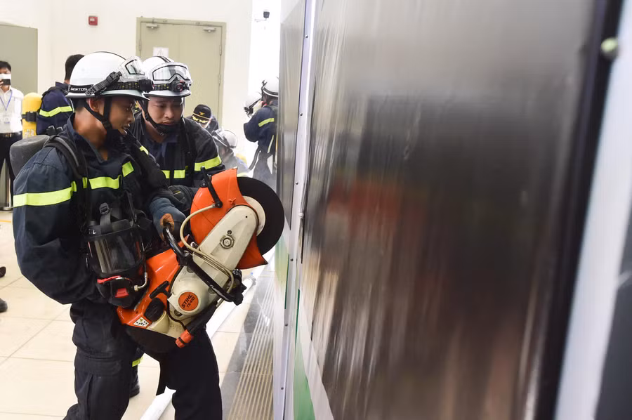 Trong khoang tàu, cửa bị kẹt cứng, các lực lượng Phòng cháy chữa cháy đã dùng thiết bị cắt khóa, khoan cửa để vào cứu người ra khỏi đám cháy.