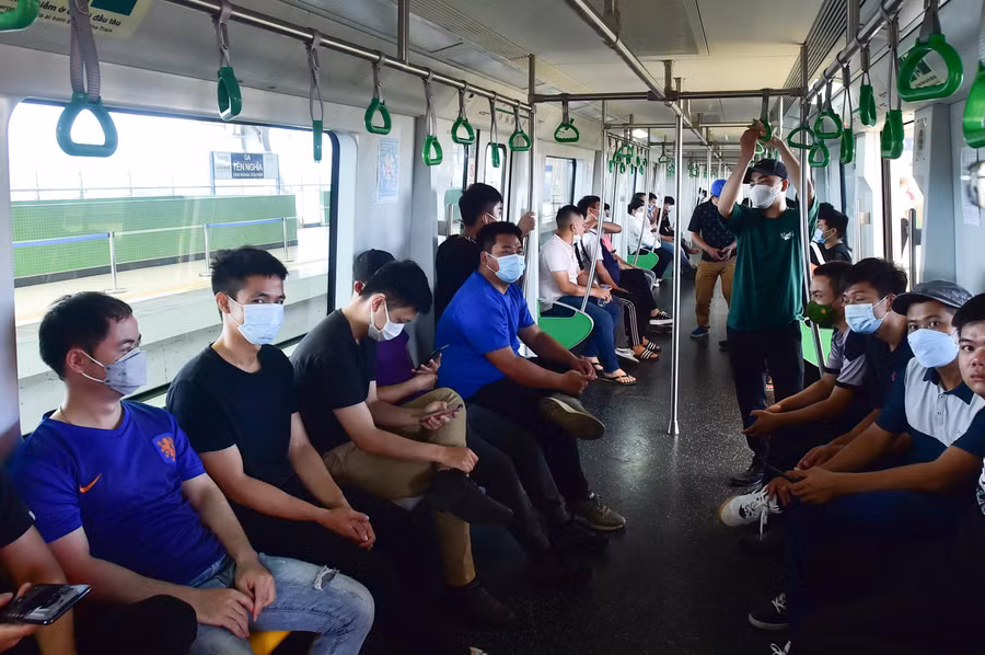 Lượng xăng dầu, cồn loang nhanh làm đám cháy bùng phát dữ dội, gây cháy lan ra khu vực đợi tàu của nhà ga và các khu vực xung quanh, khói và sản phẩm cháy nhanh chóng bao trùm trong tàu và tầng 3 của nhà ga.