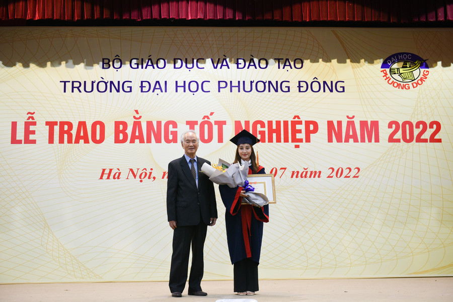 Phát biểu tại buổi lễ, PGS.TS Bùi Thiện Dụ cho biết: &apos; Nhà trường và Khoa chúc mừng các em đã kết thúc tố đẹp một giai đoạn quan trọng, giai đoạn tích lũy những kiến thức và kỹ năng cần thiết cho sự phát triển nghề nghiệp bền vững trong tương lai, đồng thời nhà trường tiễn các em bước vào một giai đoạn quan trọng khác, một con đường lớn của cuộc đời.&apos;