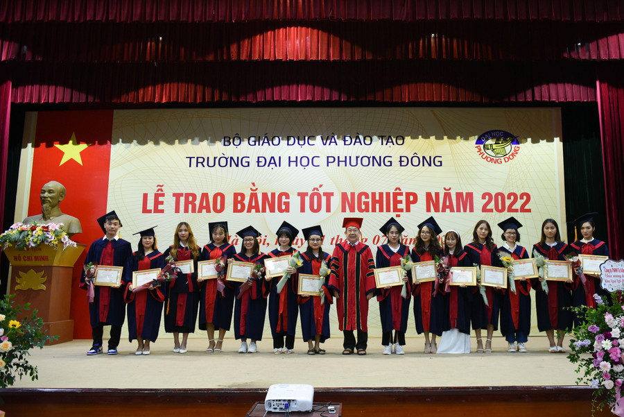 Trao bằng khen cho những sinh viên xếp loại Giỏi.