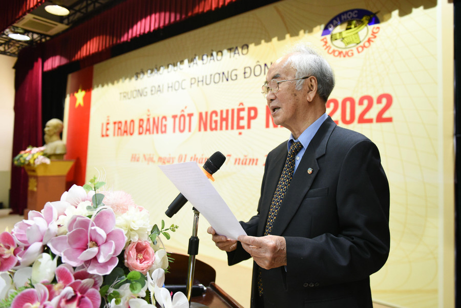 PGS.TS Bùi Thiện Dụ- Hiệu trưởng nhà trường phát biểu tại buổi lễ.