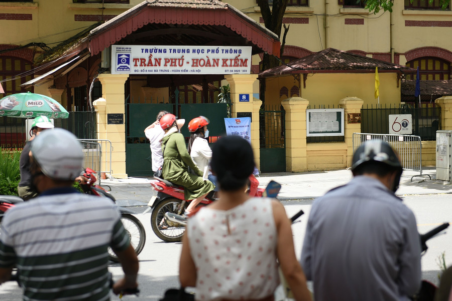 Đối với mỗi thí sinh thì những bậc phụ huynh luôn là những người bạn đồng hành rất quan trọng trong mỗi kỳ thi.