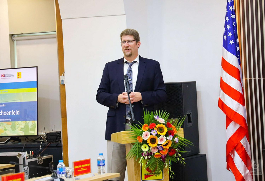 TS Robert Schoenfeld - Quản lý Chương trình, Đại học bang Arizona, Hoa Kỳ phát biểu khai mạc.