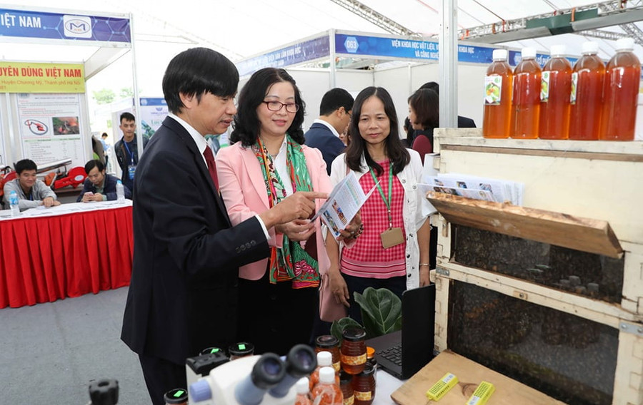 Đại biểu tham quan các gian trưng bày, giới thiệu sản phẩm ứng dụng công nghệ Đại biểu tham quan các gian trưng bày, giới thiệu sản phẩm ứng dụng công nghệ
