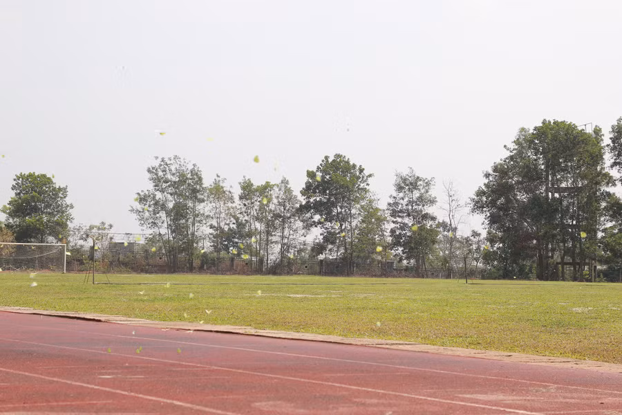 Trong điều kiện nắng nóng gay gắt, mặt sân cỏ cần tưới bảo dưỡng thường xuyên. (Ảnh: TT).