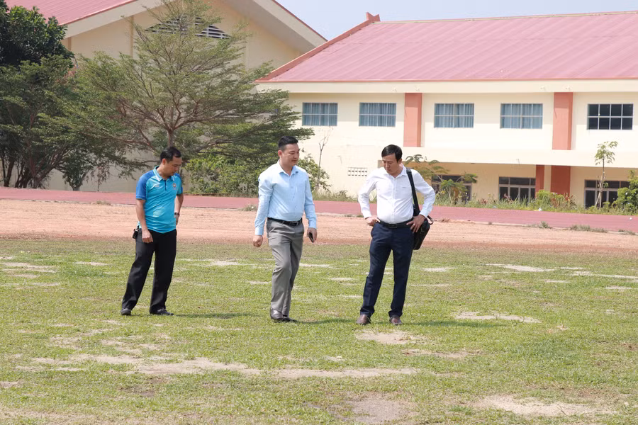 Ông Nguyễn Toàn Thắng (ngoài cùng bên phải) chia sẻ về công tác chuẩn bị của Trung tâm. (Ảnh: Bảo Hưng).