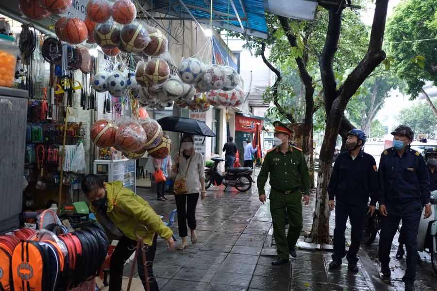 Sáng nay 1/11, Công an phường Điện Biên (quận Ba Đình, Hà Nội) đã tổ chức ra quân tuyên truyền, kiểm tra, xử lý các vi phạm về trật tự an toàn giao thông, trật tự đô thị và vệ sinh môi trường cũng như việc thực hiện quét mã QR trên địa bàn.