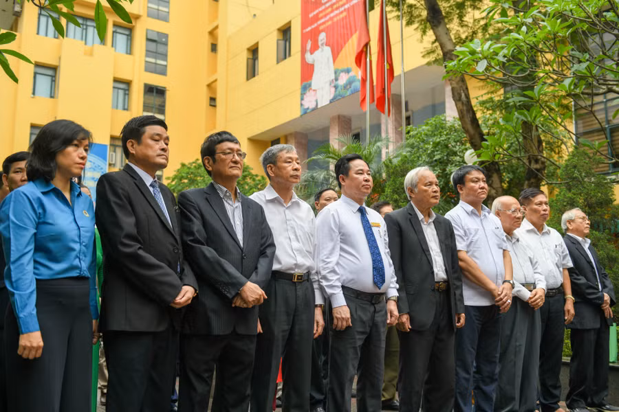 Đại biểu cùng lãnh đạo nhà trường dâng hương báo công với Bác. Đại biểu cùng lãnh đạo nhà trường dâng hương báo công với Bác.