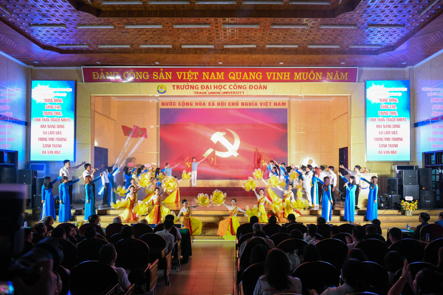 Tiết mục văn nghệ chào mừng được các bạn sinh viên trong khoa thể hiện. Tiết mục văn nghệ chào mừng được các bạn sinh viên trong khoa thể hiện.