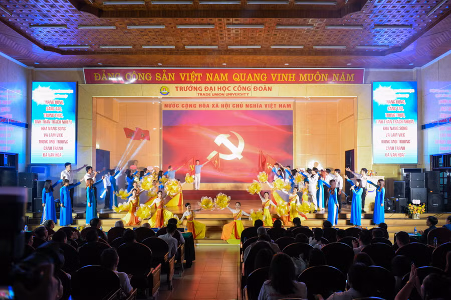 Tiết mục văn nghệ chào mừng được các bạn sinh viên trong khoa thể hiện. Tiết mục văn nghệ chào mừng được các bạn sinh viên trong khoa thể hiện.