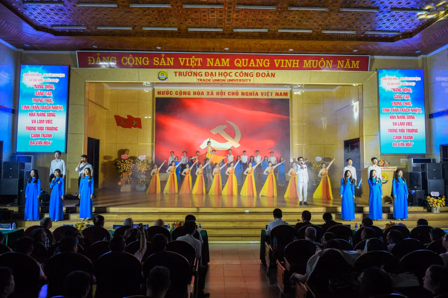 Tiết mục văn nghệ chào mừng được các bạn sinh viên trong khoa thể hiện. Tiết mục văn nghệ chào mừng được các bạn sinh viên trong khoa thể hiện.