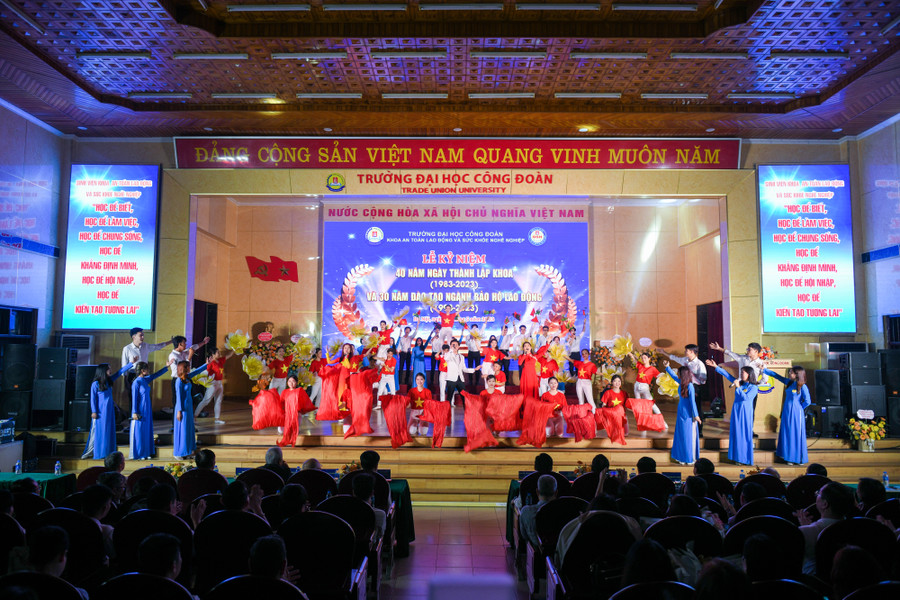 Tiết mục văn nghệ chào mừng được các bạn sinh viên trong khoa thể hiện. Tiết mục văn nghệ chào mừng được các bạn sinh viên trong khoa thể hiện.