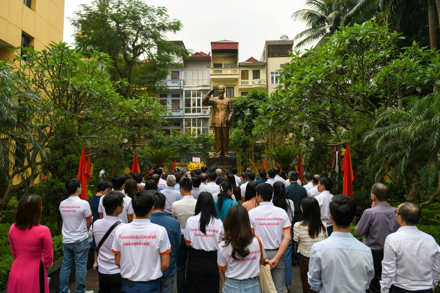 Đại biểu cùng lãnh đạo nhà trường dâng hương báo công với Bác. Đại biểu cùng lãnh đạo nhà trường dâng hương báo công với Bác.
