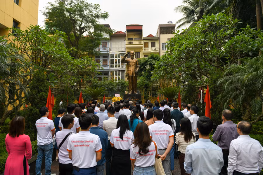 Đại biểu cùng lãnh đạo nhà trường dâng hương báo công với Bác. Đại biểu cùng lãnh đạo nhà trường dâng hương báo công với Bác.