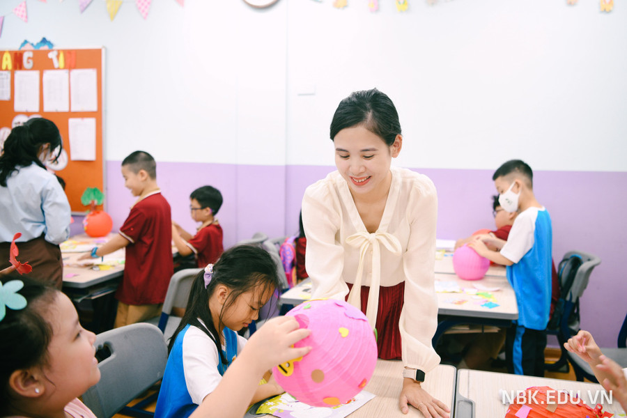 Cô - trò Trường tiểu học Nguyễn Bỉnh Khiêm (Hà Nội). Ảnh: NTCC. Cô - trò Trường tiểu học Nguyễn Bỉnh Khiêm (Hà Nội). Ảnh: NTCC.