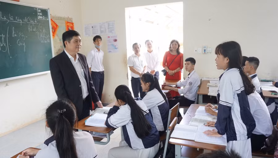 Giám đốc Sở GD&amp;ĐT Phạm Đăng Khoa trong một đợt kiểm tra việc tổ chức dạy - học tại trường THPT Lê Duẩn (TP. Buôn Ma Thuột).