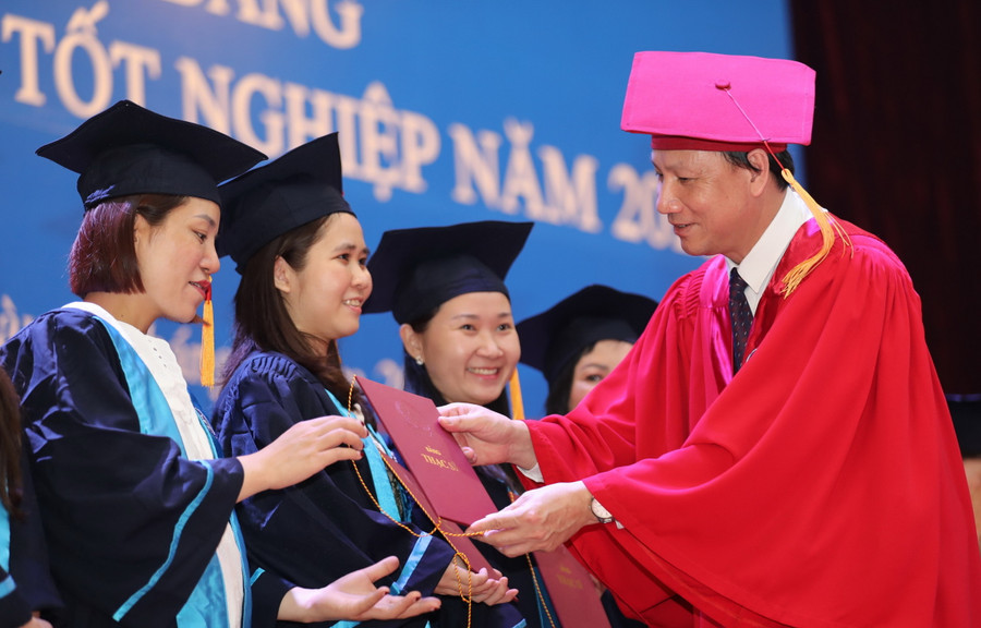 PGS.TS Nguyễn Đức Sơn trao bằng thạc sỹ cho các học viên. PGS.TS Nguyễn Đức Sơn trao bằng thạc sỹ cho các học viên.