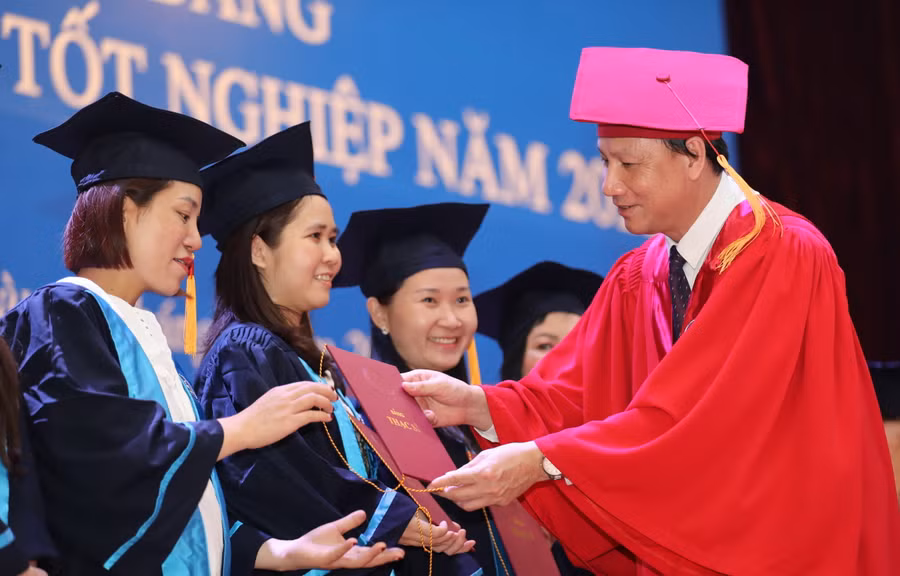 PGS.TS Nguyễn Đức Sơn trao bằng thạc sỹ cho các học viên.