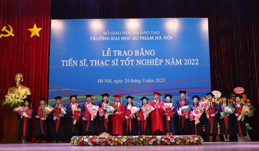 GS.TS Nguyễn Văn Minh - Hiệu trưởng Trường ĐH Sư phạm Hà Nội (thứ 7 từ trái qua phải) và PGS.TS Nguyễn Đức Sơn - Phó Hiệu trưởng Trường ĐH Sư phạm Hà Nội (thứ 7 từ phải qua trái) trao bằng tiến sĩ cho các học viên.