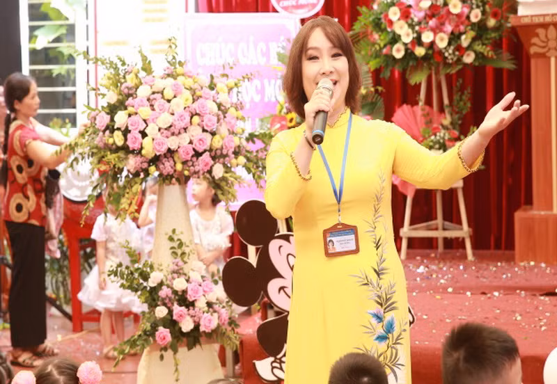 Cô Phạm Thuý Khanh tham gia biểu diễn văn nghệ ở trường