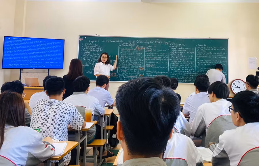 Giáo viên và học sinh tăng cường luyện đề tại các buổi học thêm.