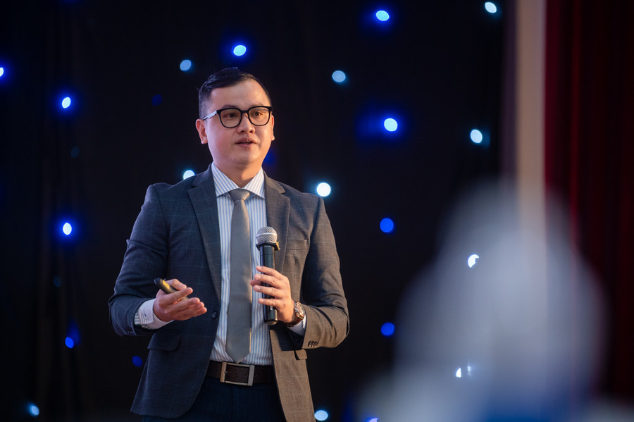 Chuyên gia trình bày tham luận. Chuyên gia trình bày tham luận.