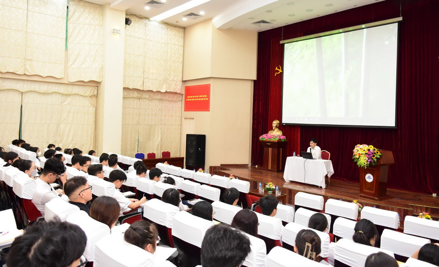 Ngay sau khai mạc, buổi học đầu tiên đã được diễn ra.