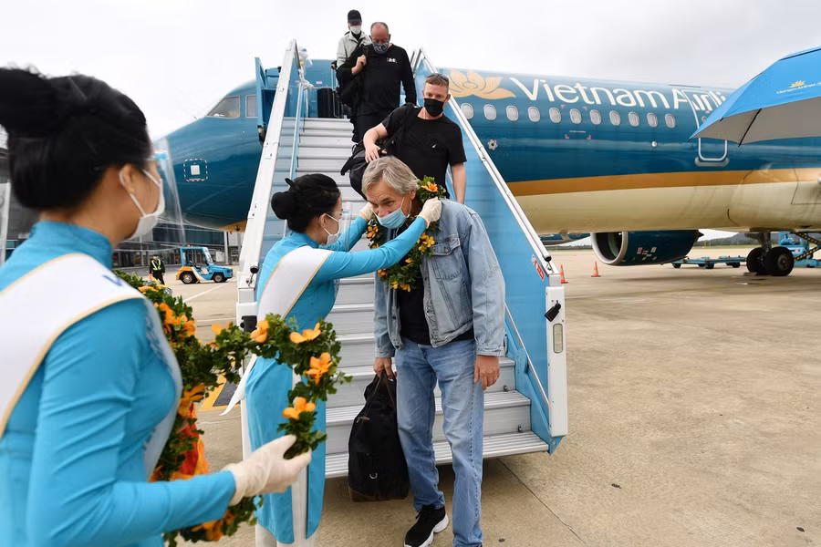 Chào mừng các vị khách quốc tế đầu tiên đến Việt Nam du khách quốc tế đến Việt Nam trong chương trình thí điểm đón du khách quốc tế