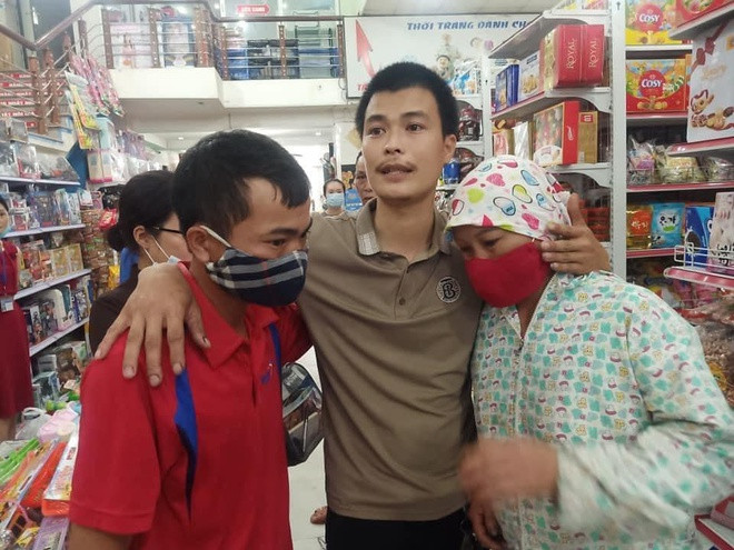 Anh Pháp gặp gỡ vợ chồng người điều khiển xe máy. Anh Pháp gặp gỡ vợ chồng người điều khiển xe máy.