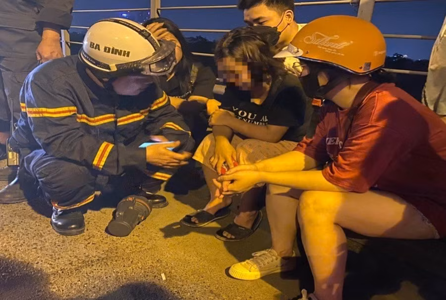 Người phụ nữ tên H sau khi được lực lượng chức năng giải cứu thành công.