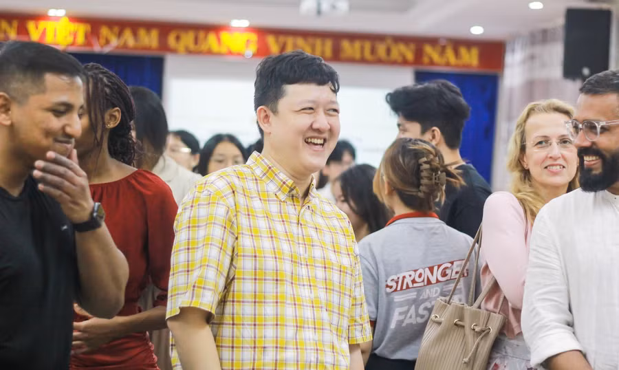 Sinh viên Trường ĐH Kinh tế, ĐH Đà Nẵng giao lưu với sinh viên Trường ĐH Northampton, Vương quốc Anh. Ảnh: NTCC