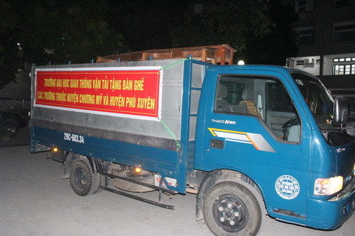 Những bộ bàn ghế này sẽ được vận chuyển đến 9 trường của huyện Chương Mỹ và Phú Xuyên (Hà Nội)